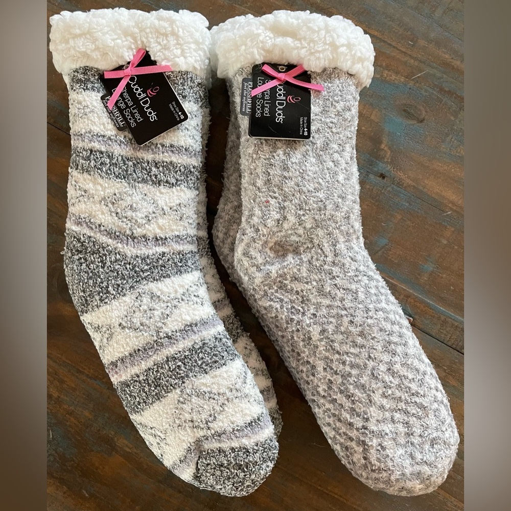 Cuddl Duds 2 pair gray lounge socks with grippy bottoms.  Sherpa inside OS